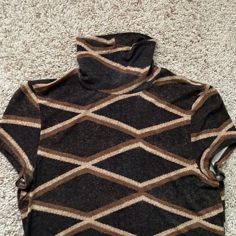 Geometric mock neck - Picture 2 of 3